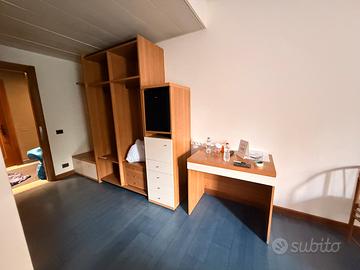 Porte, reti, letti, scrivanie, poltrone, sedie