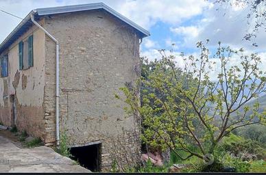 Rustico in pietra su due livelli con giardino