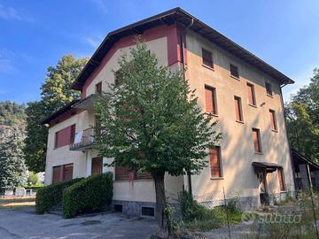 Villa di 540 m² con più di 5 locali a Magreglio