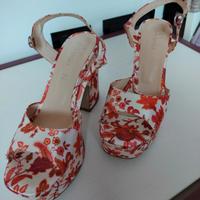 Sandali con plateau e fiori rossi