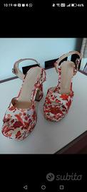 Sandali con plateau e fiori rossi