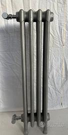 Radiatore in ghisa con piedini argento