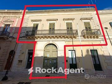 PALAZZO D'EPOCA DI AMPIE METRATURE