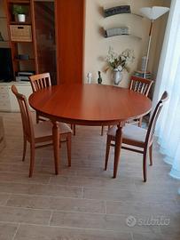 Tavolo in legno rettangolare/ rotondo + 4 sedie.