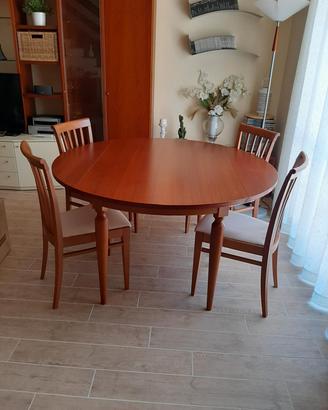 Tavolo in legno rettangolare/ rotondo + 4 sedie.