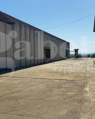Vasta area con capannoni
