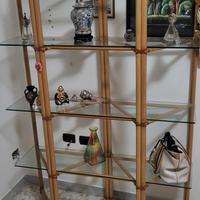 scaffale in legno con ripiani in vetro 