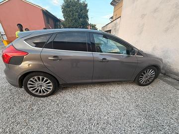 Ford Focus per ricambi, problema al motore