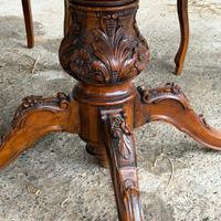 Tavolo rotondo in legno con sedie