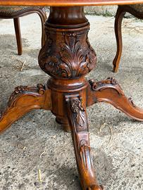 Tavolo rotondo in legno con sedie