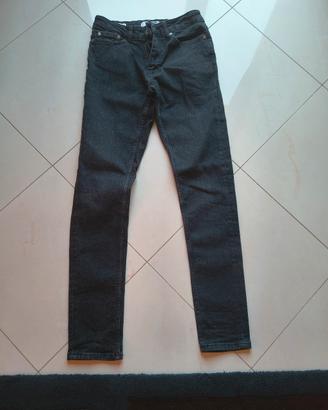 Jeans neri per ragazzo taglia 13-14 anni.