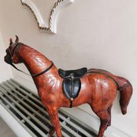 Cavallo rivestito in cuoio, cm 33 X cm 40