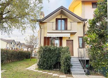 VILLA A SCHIERA A CISLAGO