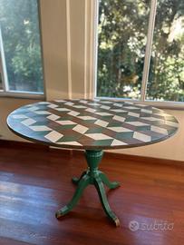 Tavolo vintage rotondo in legno con piano decorato