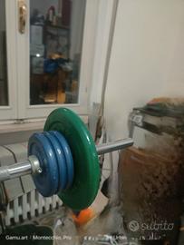 Panca piana con bilanciere e pesi – Home gym