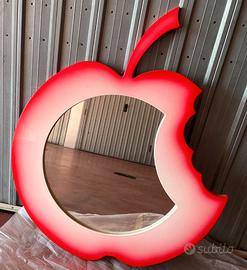 Specchio di design rosso a forma di mela