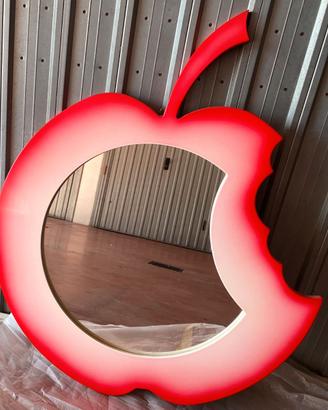 Specchio di design rosso a forma di mela