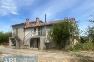 Rustico / Casale di 300 m² con più di 5 locali e b