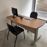 Scrivania ufficio con due sedie