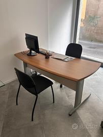 Scrivania ufficio con due sedie