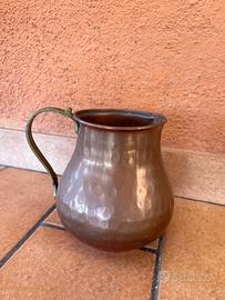 Brocca vintage in rame con manico in ottone