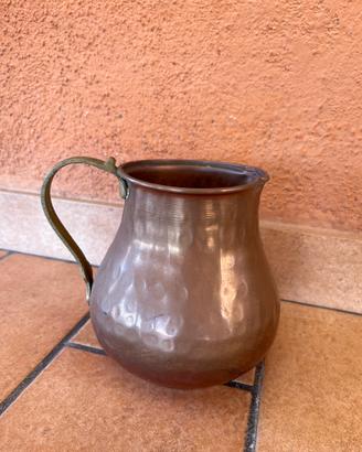 Brocca vintage in rame con manico in ottone