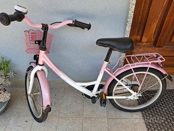 Bicicletta rosa e bianca