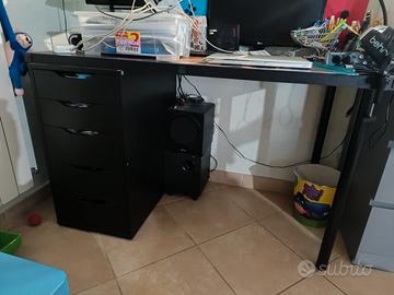 scrivania Ikea con cassettiera