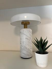 Lampada da tavolo LED design moderno in marmo