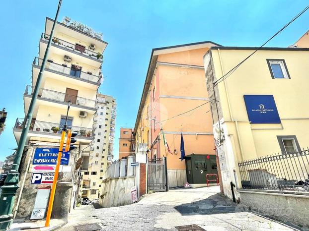 4 LOCALI A NAPOLI