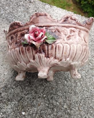 Vaso  ceramica   per fiori da giardino.