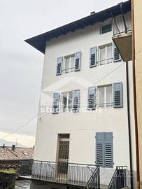Rustico / Casale di 120 m² con più di 5 locali a T