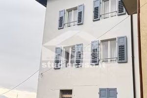 Rustico / Casale di 120 m² con più di 5 locali a T