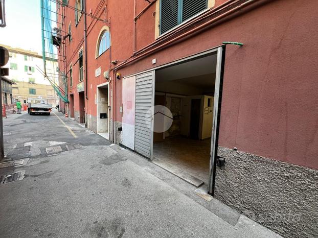 MAGAZZINO A GENOVA