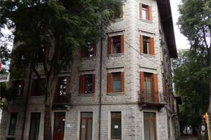 Negozio vetrinato ad alta visibilità ex salone di