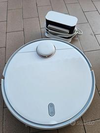 Robot aspirapolvere e lavapavimenti