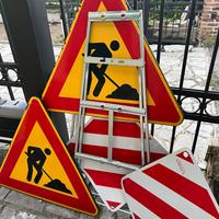 Segnali stradali per lavori in corso e cavalletti