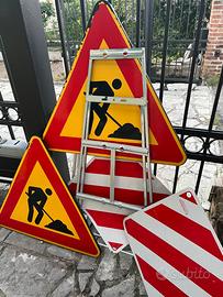 Segnali stradali per lavori in corso e cavalletti