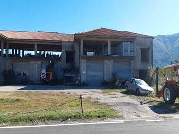 Teggiano (SA) Stabile su 2 livelli con ampia Corte