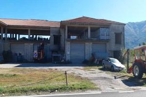 Teggiano (SA) Stabile su 2 livelli con ampia Corte