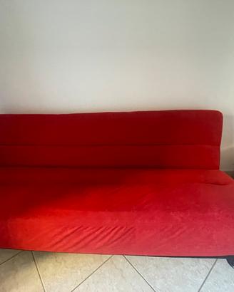 Divano rosso in simil camoscio