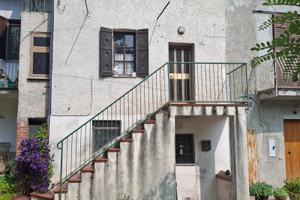 Casa indipendente su due lati con terreno