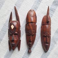 Maschere africane in legno intagliato