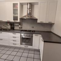 Cucina bianca con elettrodomestici