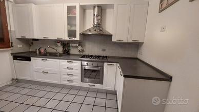 Cucina bianca con elettrodomestici