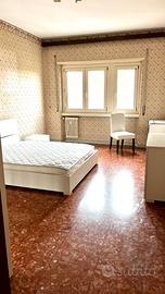 Camera matrimoniale arredata ad uso singolo