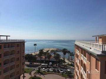 Andora, attico fronte mare