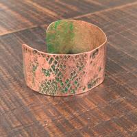Bracciale forgiato e scolpito a mano in rame