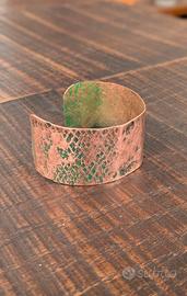 Bracciale forgiato e scolpito a mano in rame