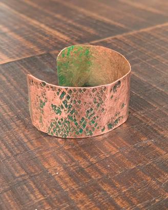 Bracciale forgiato e scolpito a mano in rame